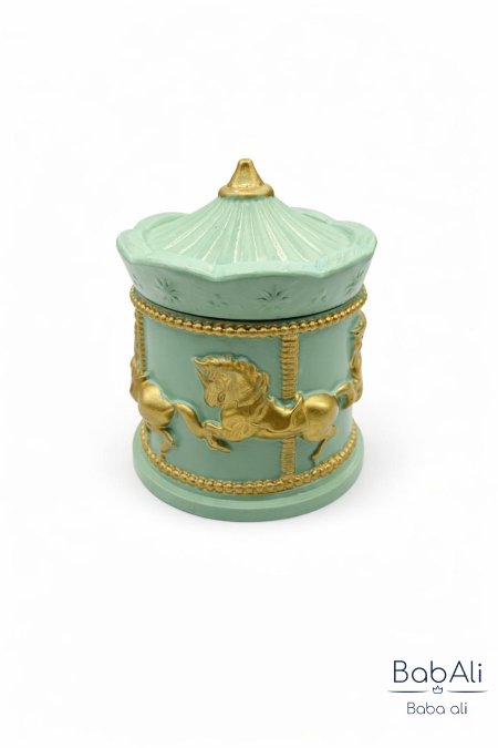 اخضر فاتح مع ذهبي