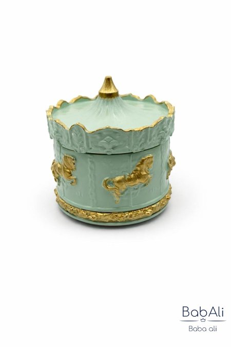 اخضر فاتح مع ذهبي